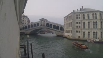 El Gran Canal y el Puente de Rialto en Venecia