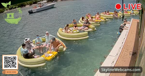 【LIVE】 Live Cam Floating Taco Boat - Coral Bay | SkylineWebcams